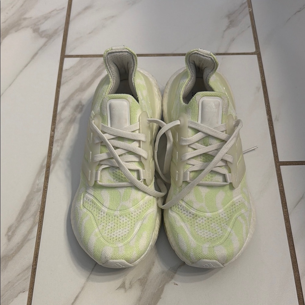 Women Adidas Ultraboost size 7.5